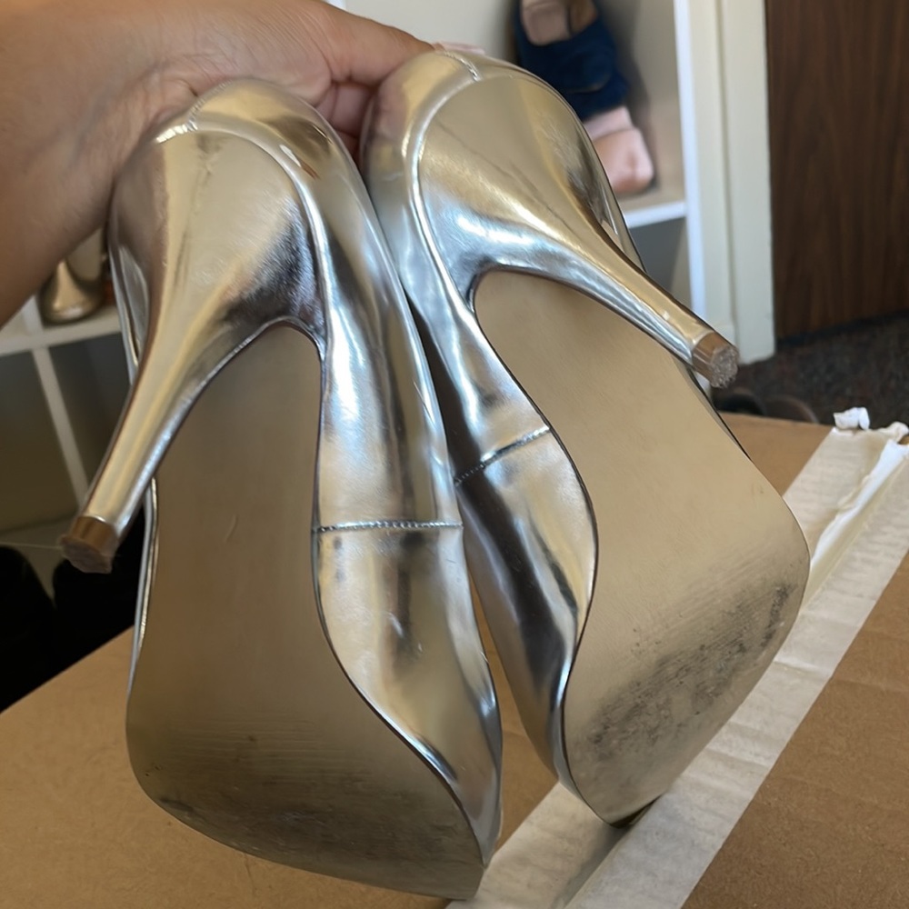 Apt. 9 Silver Heels. - Picture 4 of 4